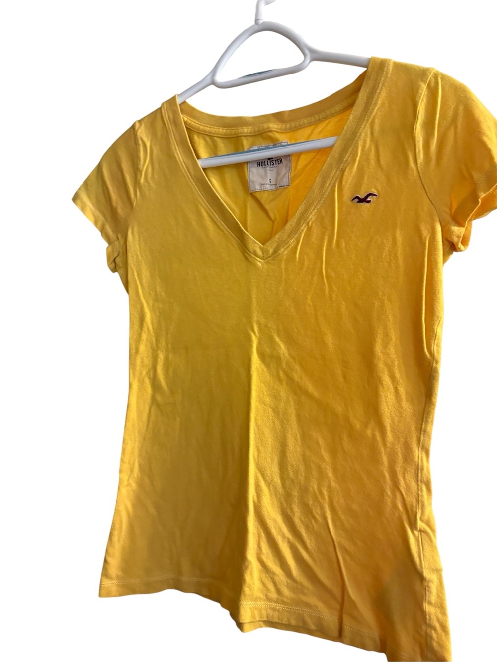 Hollister Women's Yellow V-Neck Short Sleeve Tee